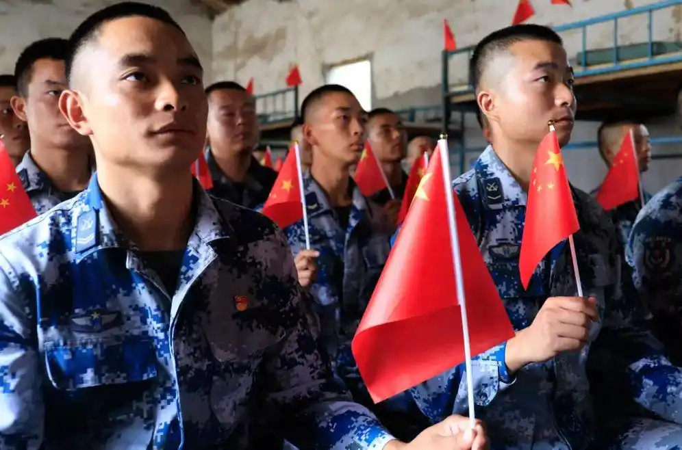 抗战老兵观看阅兵盛况_阅兵直播老兵爱国情怀_阅兵时敬礼的老兵曾在开国大典站岗