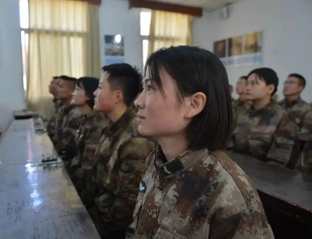 阅兵直播老兵爱国情怀_阅兵时敬礼的老兵曾在开国大典站岗_抗战老兵观看阅兵盛况
