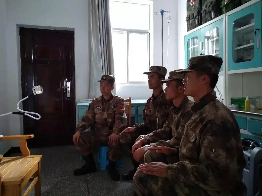 阅兵直播老兵爱国情怀_抗战老兵观看阅兵盛况_阅兵时敬礼的老兵曾在开国大典站岗