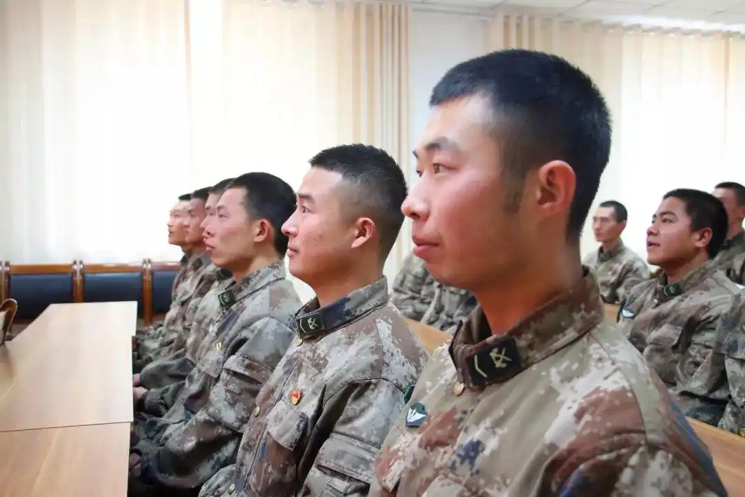 抗战老兵观看阅兵盛况_阅兵直播老兵爱国情怀_阅兵时敬礼的老兵曾在开国大典站岗
