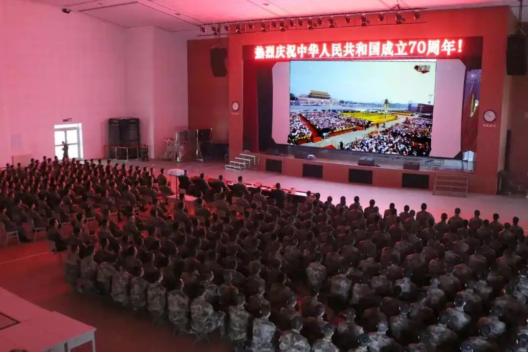 抗战老兵观看阅兵盛况_阅兵直播老兵爱国情怀_阅兵时敬礼的老兵曾在开国大典站岗