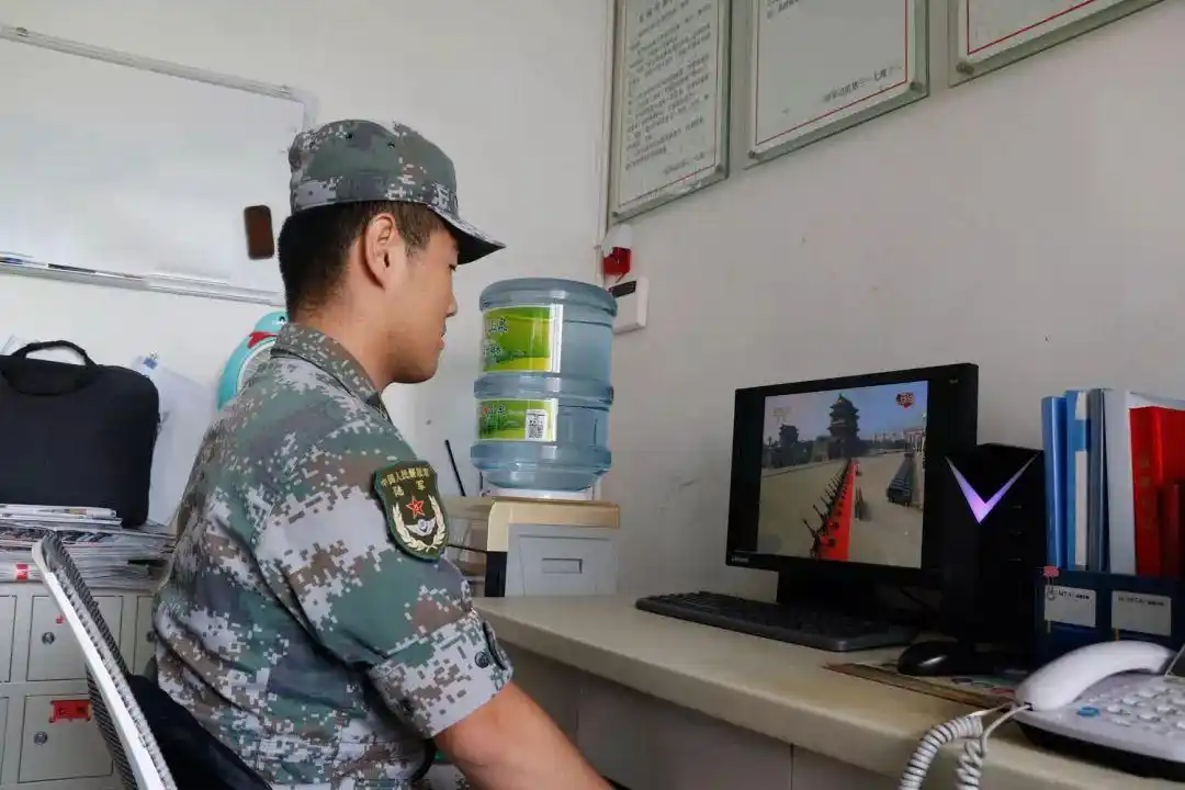 阅兵时敬礼的老兵曾在开国大典站岗_抗战老兵观看阅兵盛况_阅兵直播老兵爱国情怀