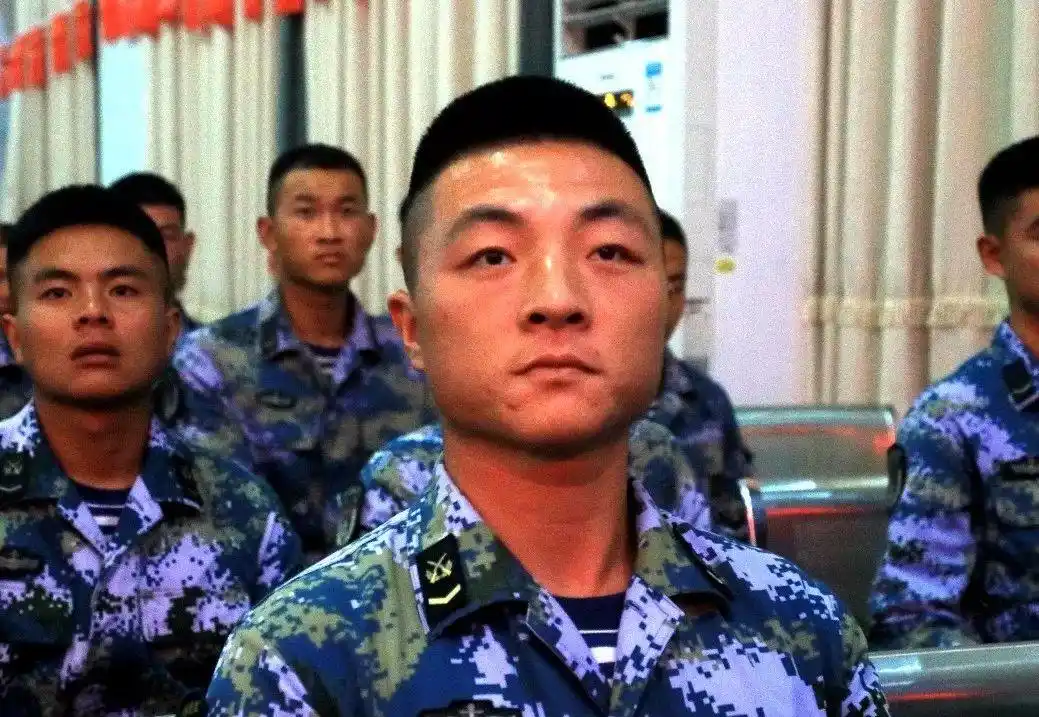 阅兵时敬礼的老兵曾在开国大典站岗_阅兵直播老兵爱国情怀_抗战老兵观看阅兵盛况