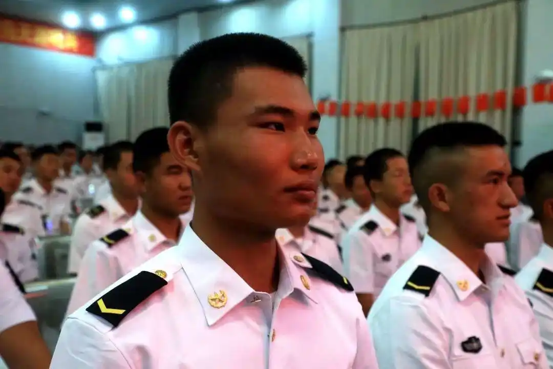 阅兵时敬礼的老兵曾在开国大典站岗_抗战老兵观看阅兵盛况_阅兵直播老兵爱国情怀