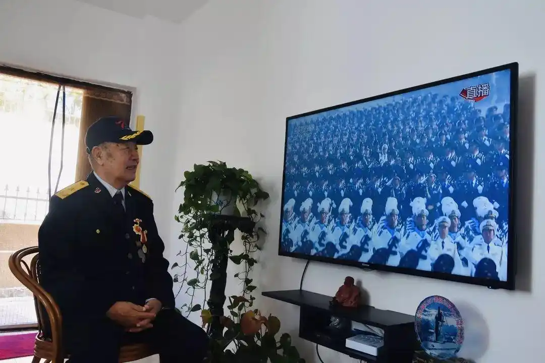 抗战老兵观看阅兵盛况_阅兵直播老兵爱国情怀_阅兵时敬礼的老兵曾在开国大典站岗