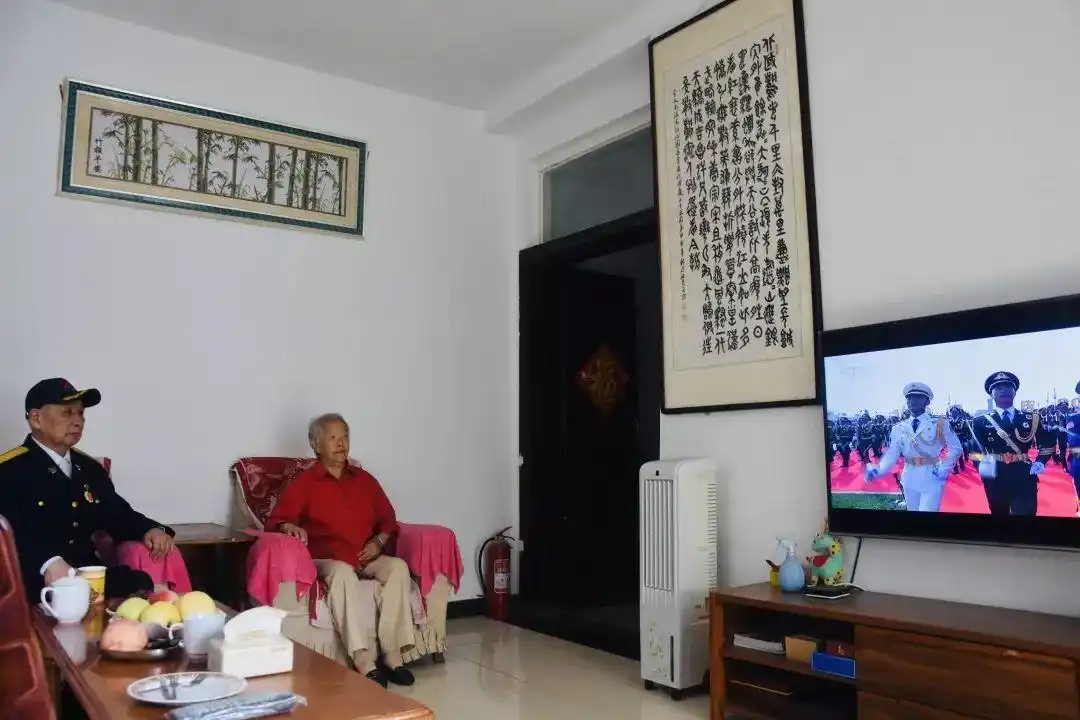 阅兵时敬礼的老兵曾在开国大典站岗_阅兵直播老兵爱国情怀_抗战老兵观看阅兵盛况