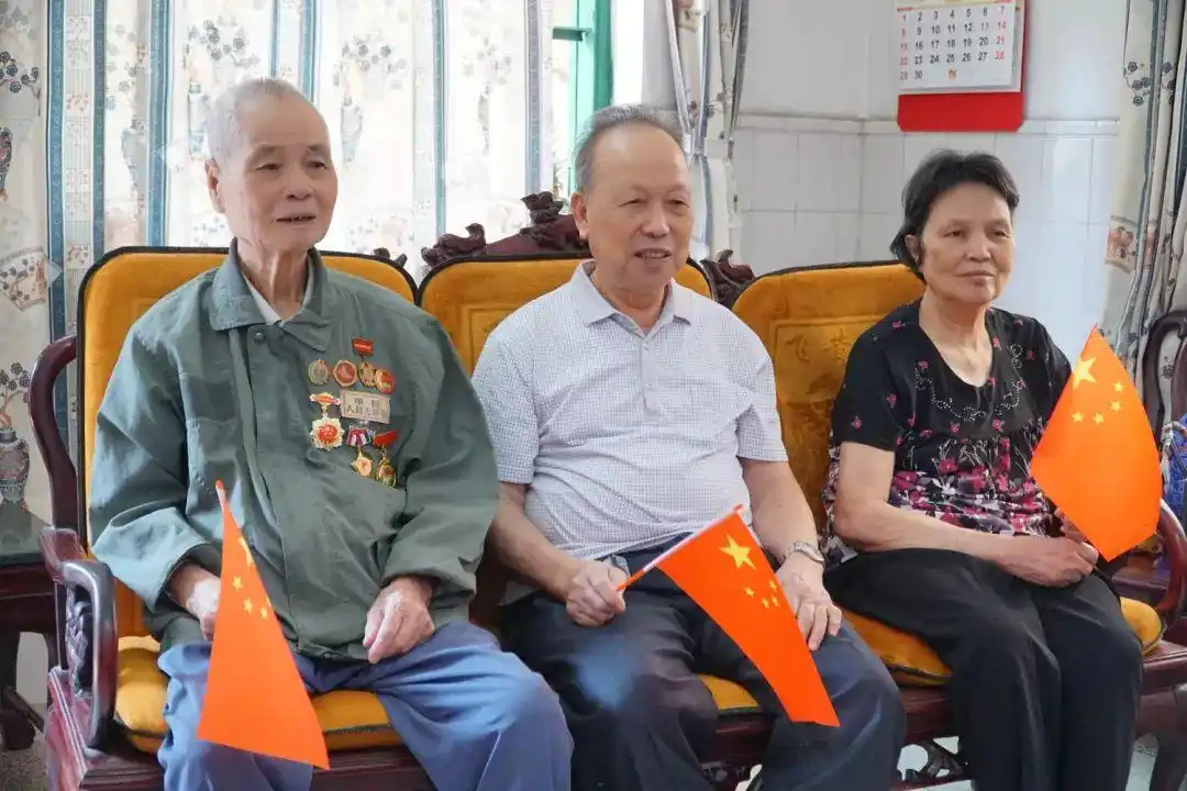 阅兵直播老兵爱国情怀_阅兵时敬礼的老兵曾在开国大典站岗_抗战老兵观看阅兵盛况