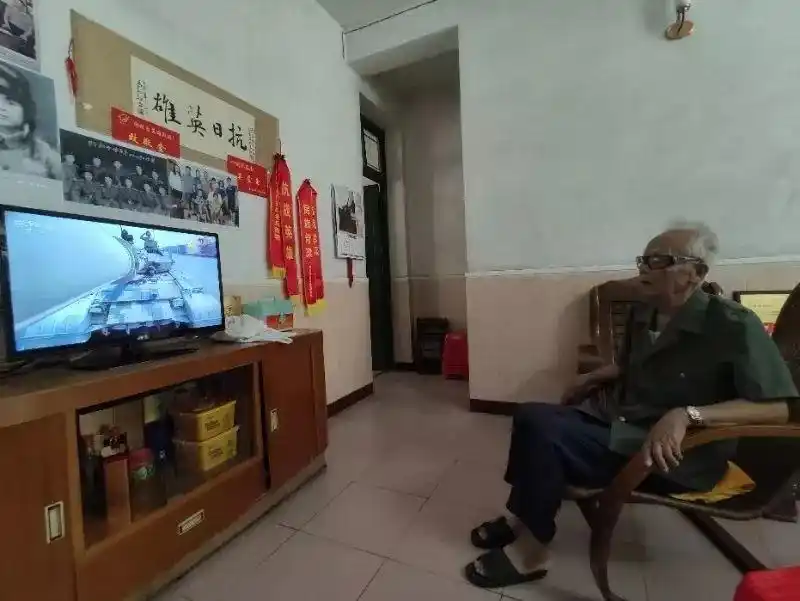 抗战老兵观看阅兵盛况_阅兵时敬礼的老兵曾在开国大典站岗_阅兵直播老兵爱国情怀