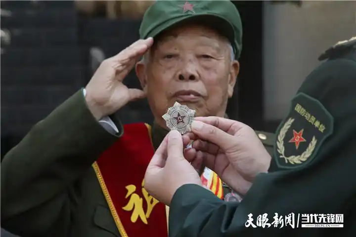 91岁老兵开国大典阅兵_参加成都会战解放海南岛老兵_阅兵时敬礼的老兵曾在开国大典站岗