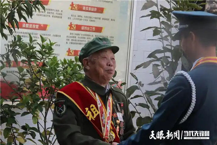 参加成都会战解放海南岛老兵_阅兵时敬礼的老兵曾在开国大典站岗_91岁老兵开国大典阅兵