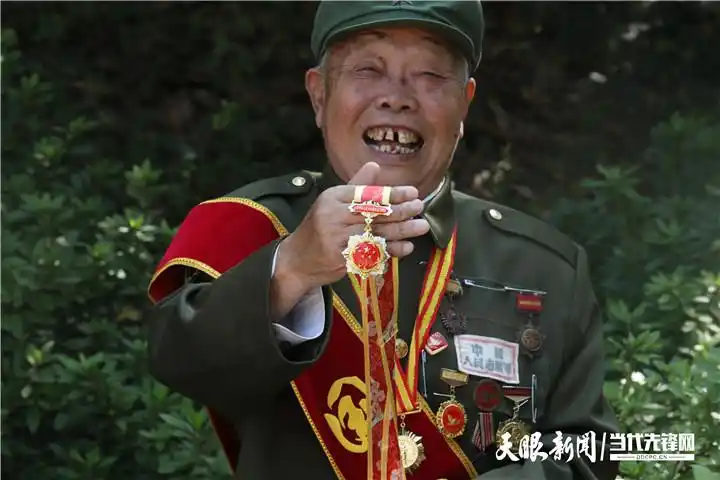 91岁老兵开国大典阅兵_阅兵时敬礼的老兵曾在开国大典站岗_参加成都会战解放海南岛老兵
