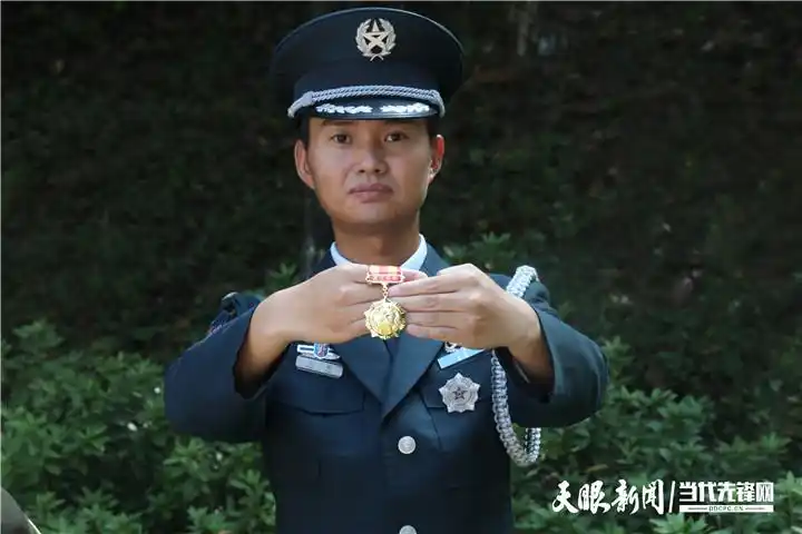 参加成都会战解放海南岛老兵_91岁老兵开国大典阅兵_阅兵时敬礼的老兵曾在开国大典站岗