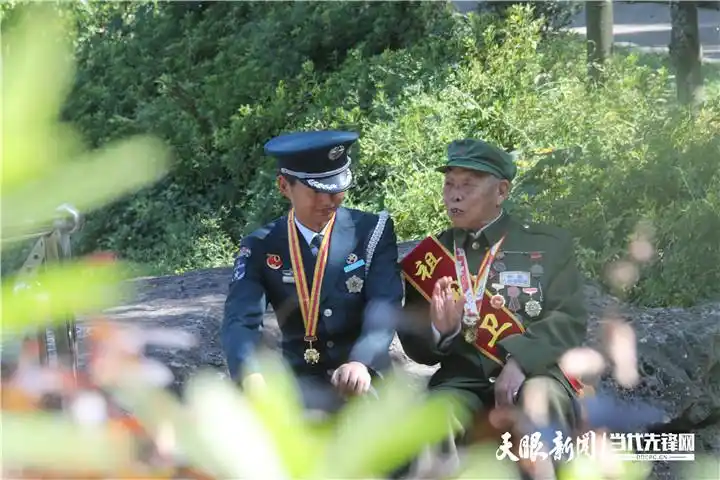阅兵时敬礼的老兵曾在开国大典站岗_参加成都会战解放海南岛老兵_91岁老兵开国大典阅兵
