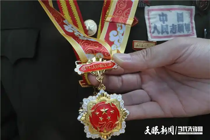阅兵时敬礼的老兵曾在开国大典站岗_91岁老兵开国大典阅兵_参加成都会战解放海南岛老兵