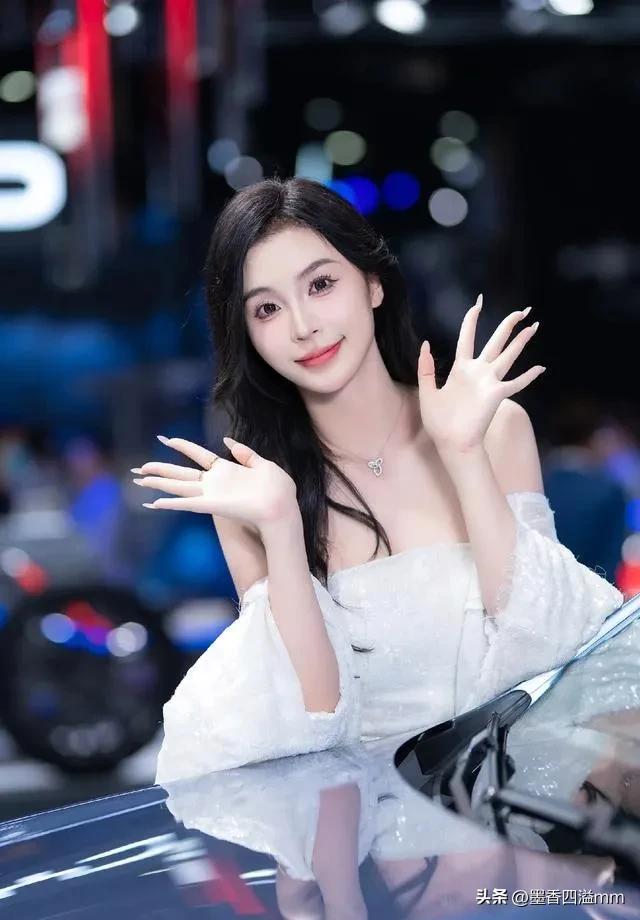 张芮尔车模实力颜值_顶级车模车展风采_2025车模