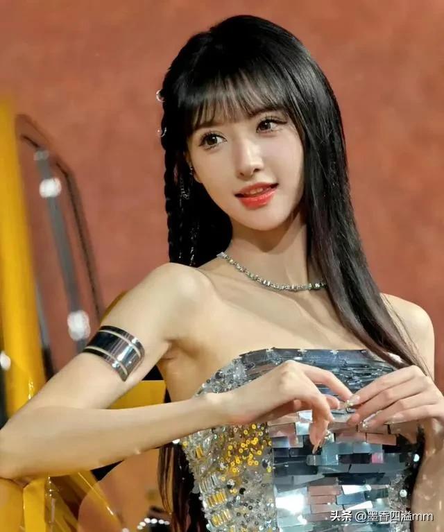 张芮尔车模实力颜值_顶级车模车展风采_2025车模