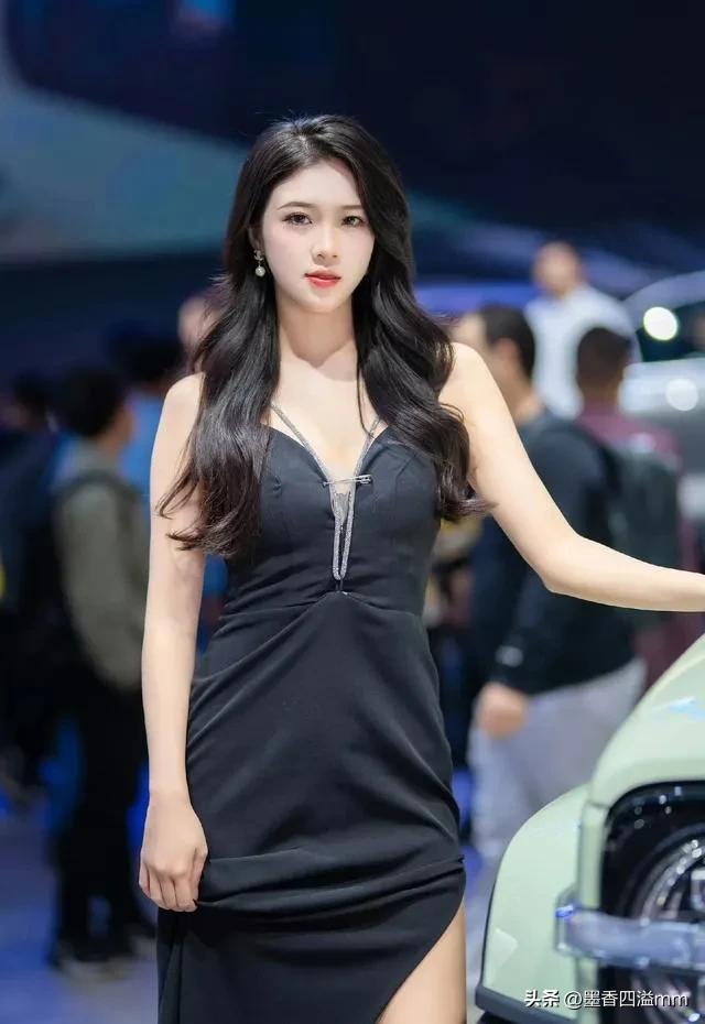 2025车模_张芮尔车模实力颜值_顶级车模车展风采
