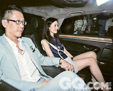 李嘉欣的婚戒要比刘嘉玲价值2280万元人民币的卡地亚婚戒要贵一倍，要价近5千万元人民币，把亨亨的旧爱刘嘉玲一下甩在后面。似乎是在炫耀二婚都比头婚风光！