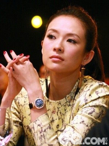 此外，屋外设有一个大阳台，公寓设施也相当齐全。在香港赤柱，章子怡的一幢别墅价值千万港元，此外在巴黎等地，她的房地产也超过1亿港元。
