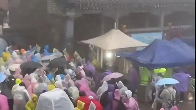 泰山连日降雨大风游客被迫躲厕所_国庆期间泰山下雨游客避雨攻略_泰山山顶雨夜住宿价格