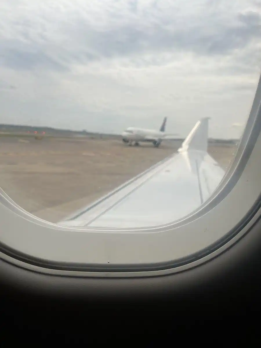 美国一飞机坠毁 附近大楼被撞_美国纽约坠机事故_美国华盛顿撞机事件