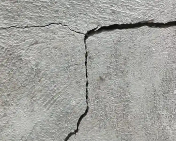 河北一小区地下室现巨大裂缝和大洞_私挖地下室导致房屋开裂_安徽省六安市霍山县景秀蓝湾小区_楼栋安全性等级综合评定为Cu级