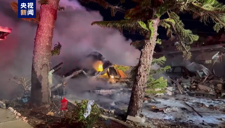 美国一架飞机在高速公路上坠毁！“试图降落时与汽车相撞”……