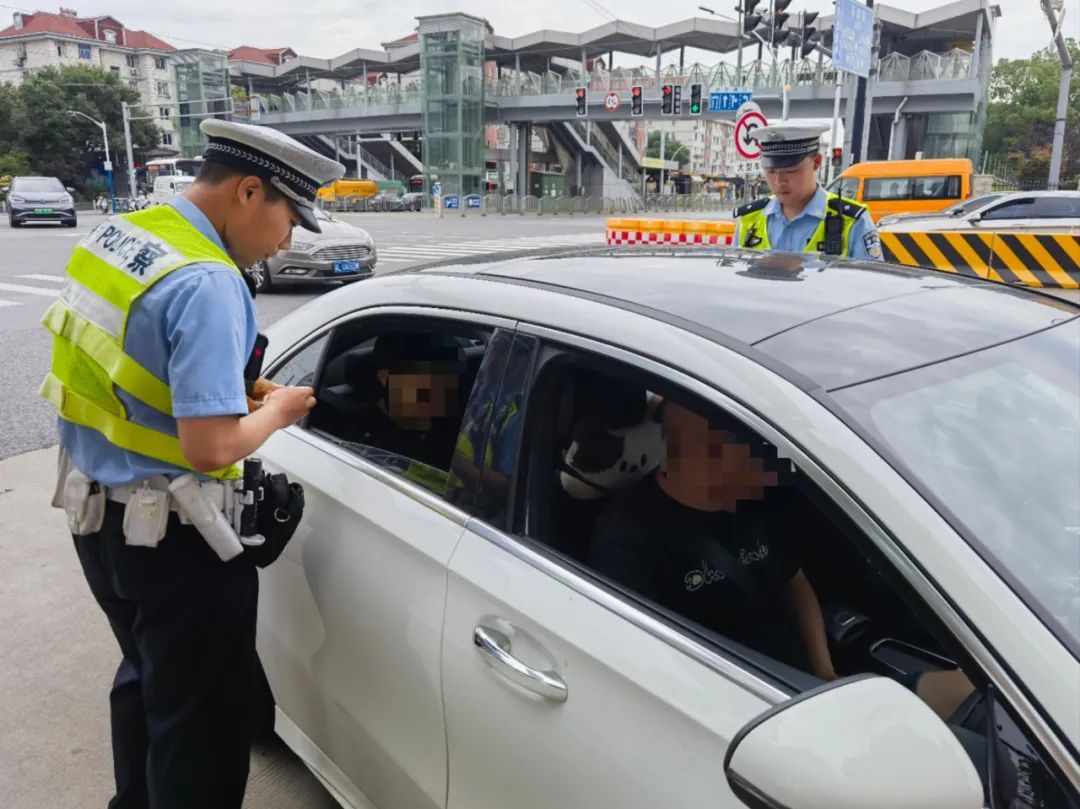 后排安全带处罚_后排未系安全带处罚标准_后排乘客不系安全带属违法