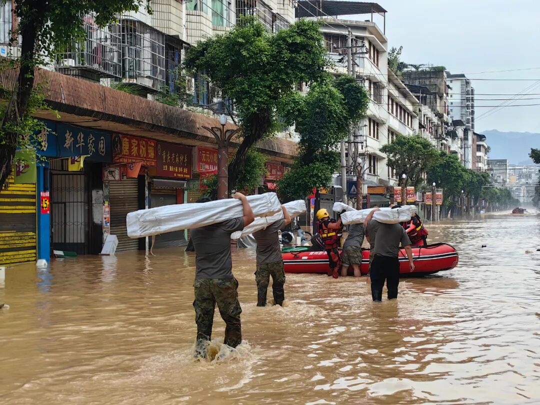贵州榕江洪涝灾害救援_雷山县民兵转移群众_雷山洪水