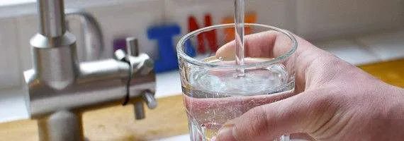 过量饮水危害_水中毒症状_喝水致死