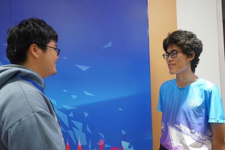 长跑比赛 校园体育氛围_校运会 田径比赛 体育精神_校运会通讯稿接力运动员