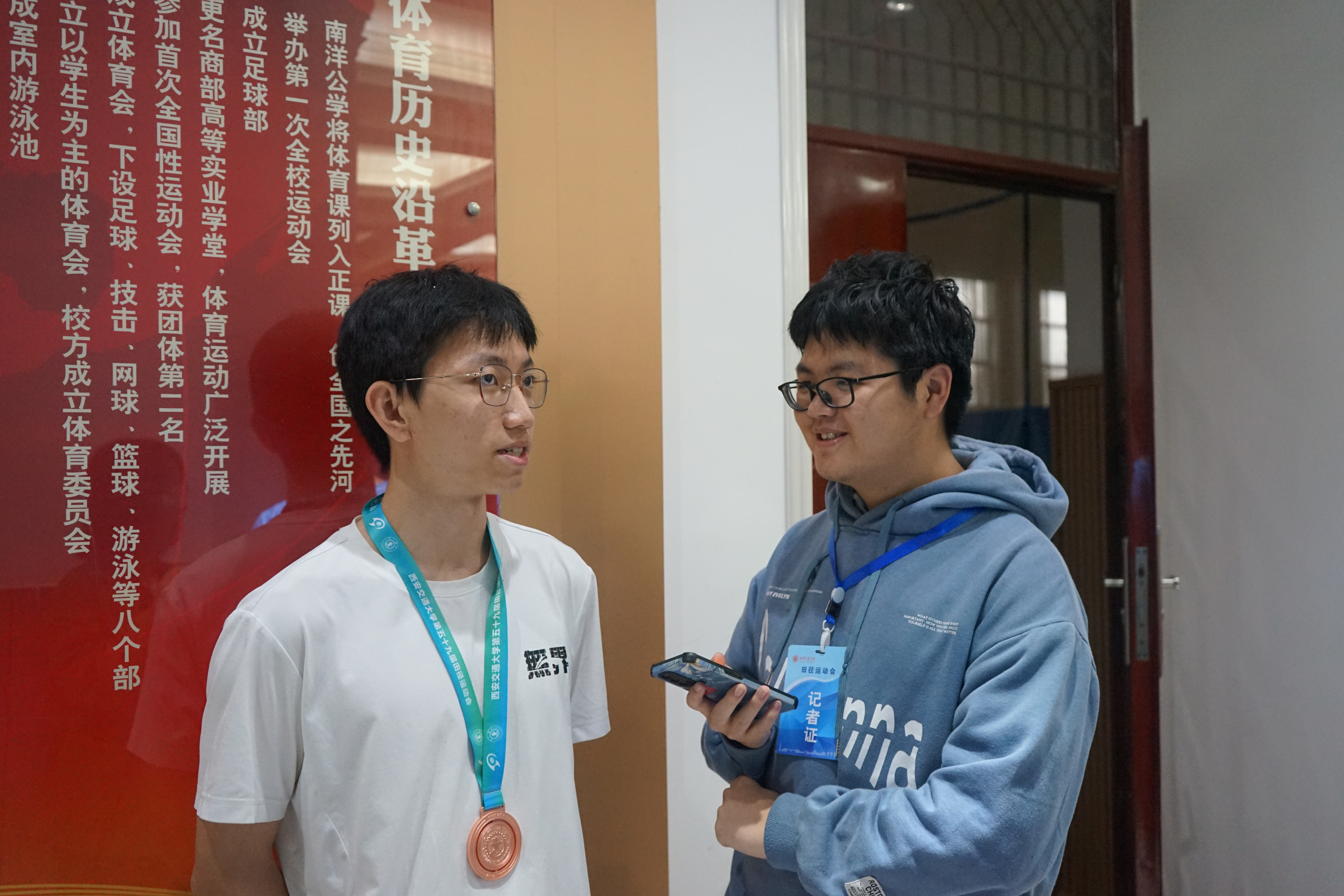 校运会通讯稿接力运动员_长跑比赛 校园体育氛围_校运会 田径比赛 体育精神