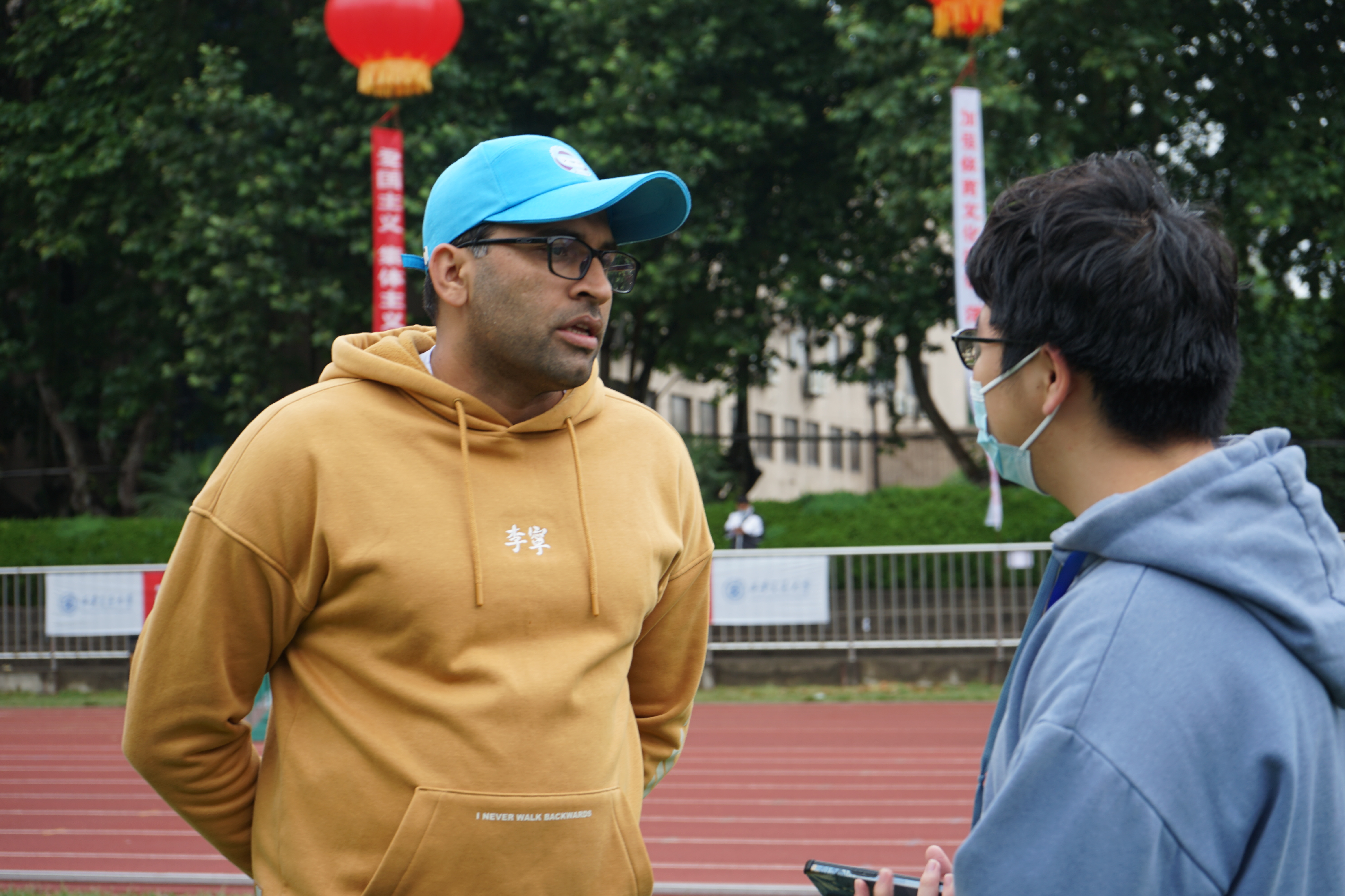 校运会通讯稿接力运动员_校运会 田径比赛 体育精神_长跑比赛 校园体育氛围