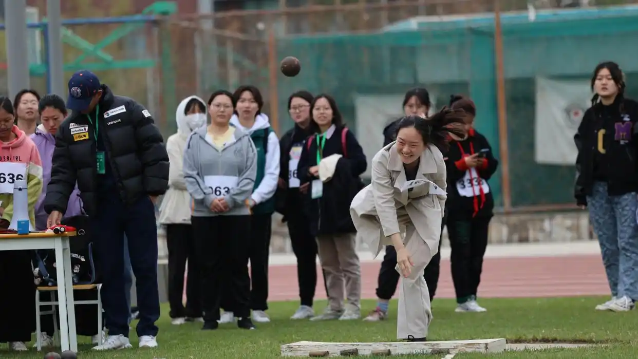 女子铅球决赛_中国农业大学运动会_校运会通讯稿接力运动员