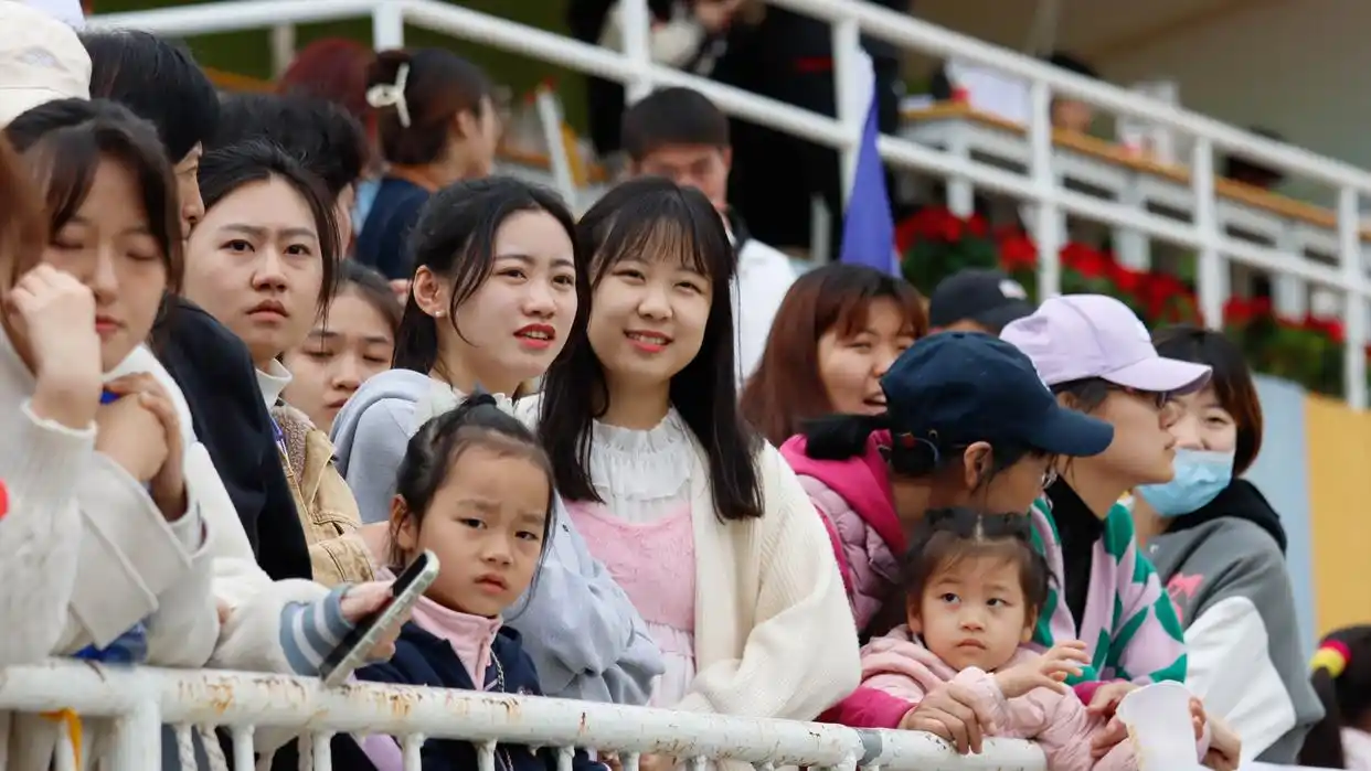 校运会通讯稿接力运动员_中国农业大学运动会_女子铅球决赛