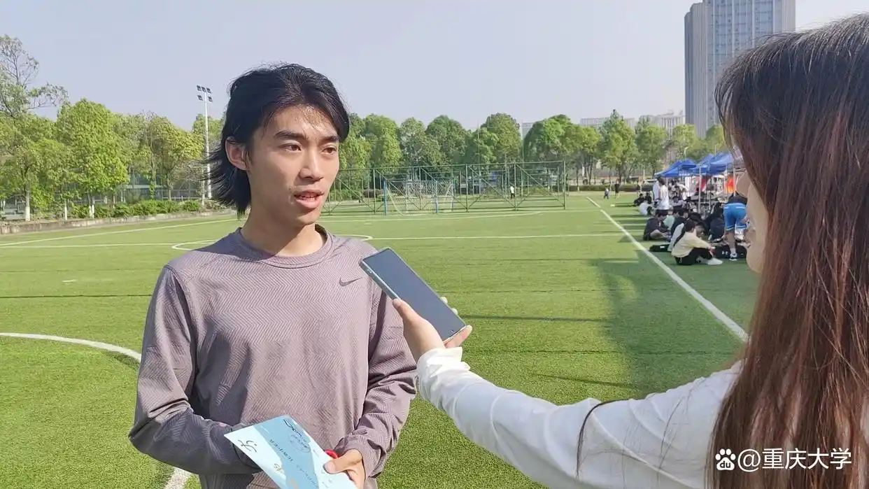 奋勇拼搏，不负春光——绿茵场上的重大人