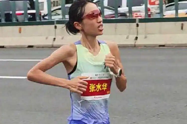 职场低情商护士事件_最快女护士被解聘或调岗？医院回应_马拉松护士调休争议