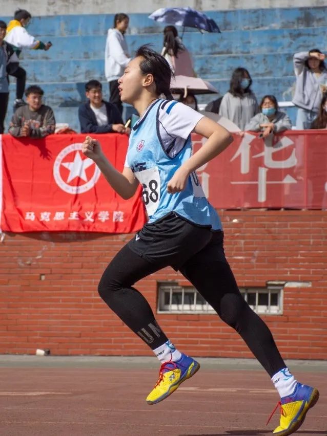 北京大学2021级本科生新生运动会_校运会通讯稿接力运动员_新生运动会田径比赛故事