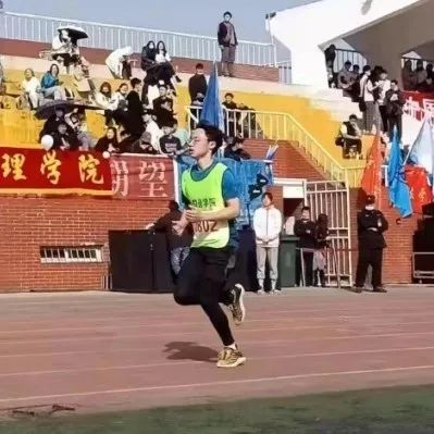 校运会通讯稿接力运动员_北京大学2021级本科生新生运动会_新生运动会田径比赛故事
