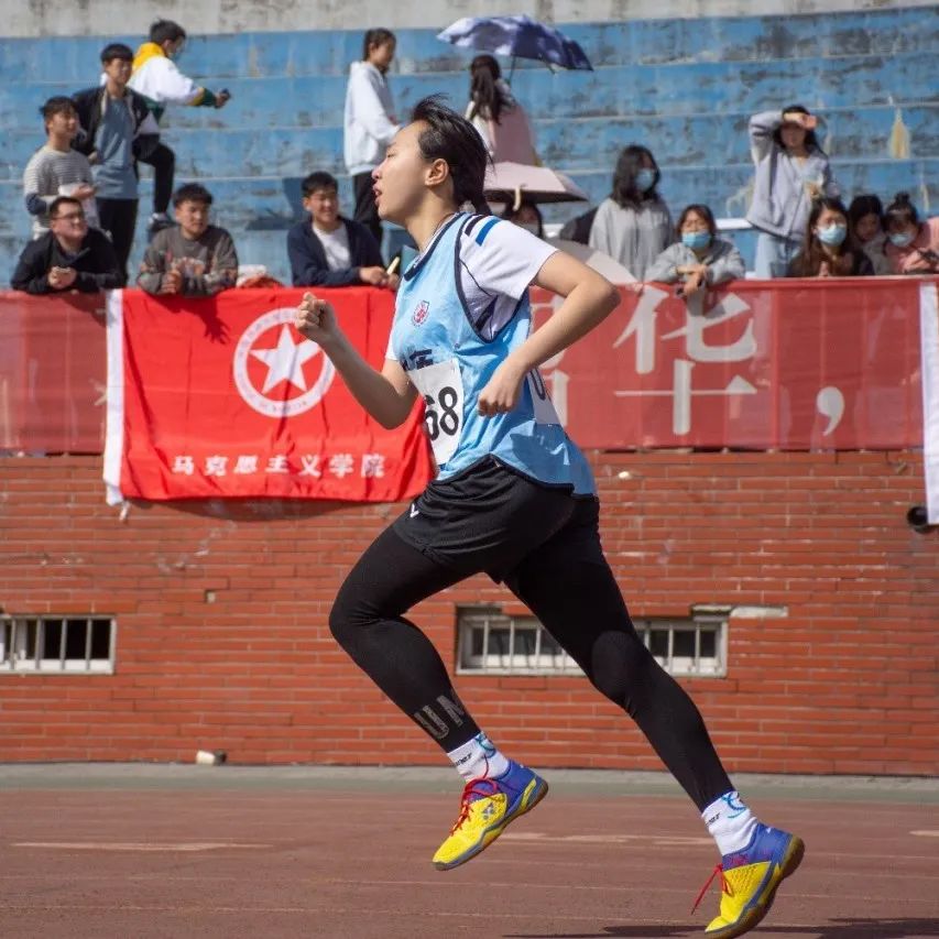 新生运动会田径比赛故事_校运会通讯稿接力运动员_北京大学2021级本科生新生运动会