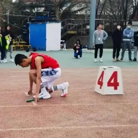 新生运动会田径比赛故事_北京大学2021级本科生新生运动会_校运会通讯稿接力运动员