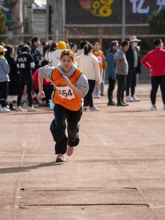 校运会通讯稿接力运动员_北京大学2021级本科生新生运动会_新生运动会田径比赛故事