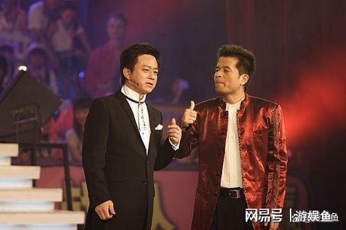 曝64岁毕福剑近况，饭局上跷二郎腿，状态松弛，合照咖位不如网红