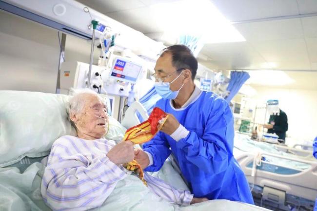 102岁老兵ICU看阅兵后安详离世 医者仁心守护荣光