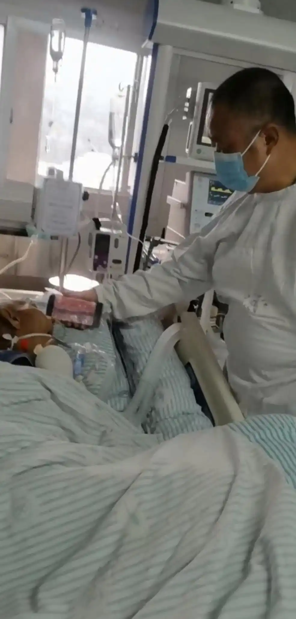 百岁老兵在ICU观看阅兵后当晚离世，家人：这是他最后的心愿