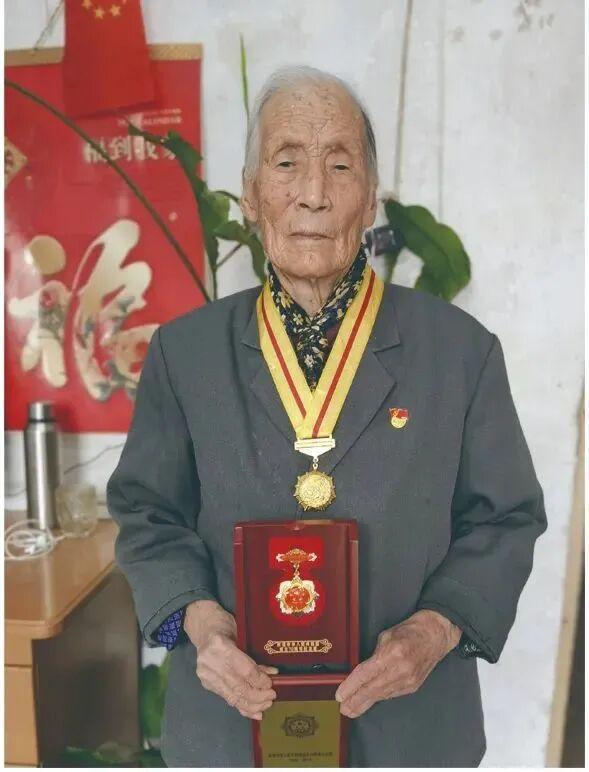 102岁老兵ICU看阅兵后安详离世 医者仁心守护荣光