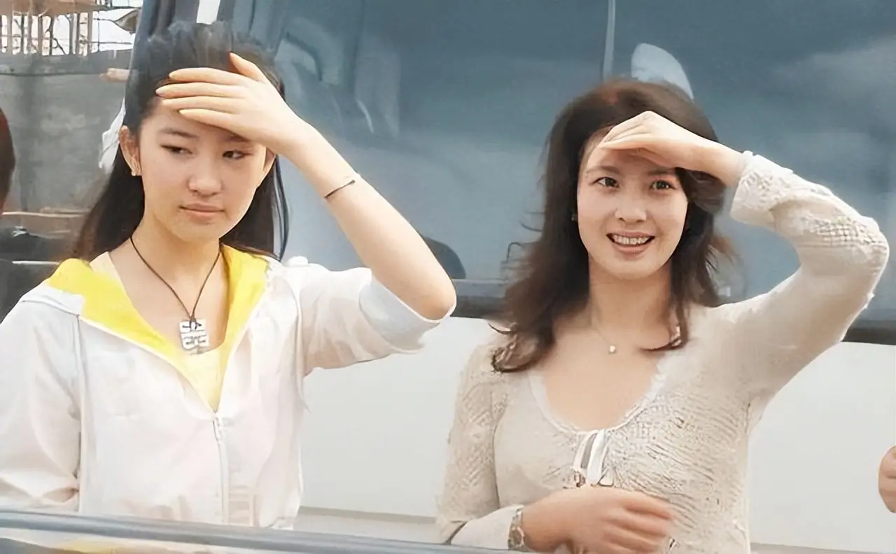 刘亦菲带母同框，溜肩驼背一脸憨笑，我却被她年过半百的妈妈惊艳