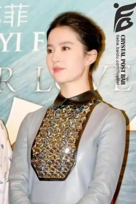 刘晓莉与刘亦菲母女情深_刘亦菲迪丽热巴同框相视一笑_刘亦菲母亲优雅气质
