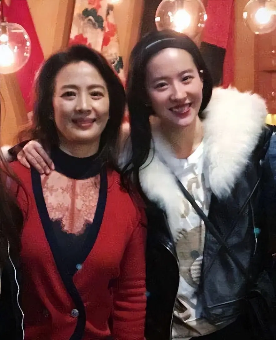 刘亦菲迪丽热巴同框相视一笑_刘亦菲母亲优雅气质_刘晓莉与刘亦菲母女情深