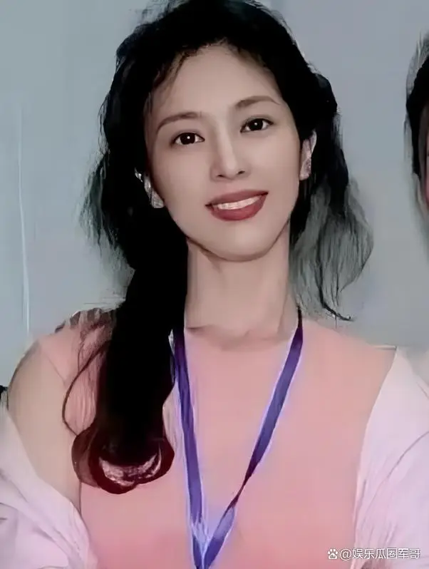 刘晓莉与刘亦菲母女情深_刘亦菲母亲优雅气质_刘亦菲迪丽热巴同框相视一笑